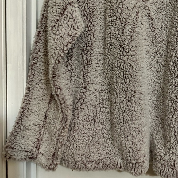 Indulge in the comfortable & welcoming warmth of a gentle rose-colored pullover - Picture 3 of 8